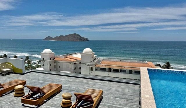 Steps from the beach, rooftop pool with grill in Mazatlán