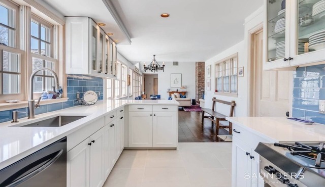 Stunning private Vilage property, bike to best beaches in Hamptons in 10 mintues in Bridgehampton