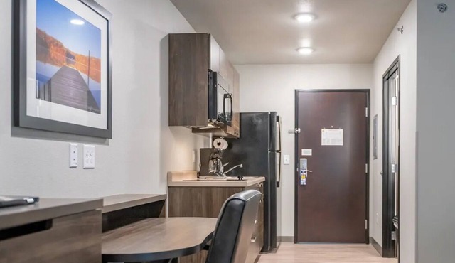 Stylish 4-Room Escape Close to Turtle Bay Exploration Park in Redding