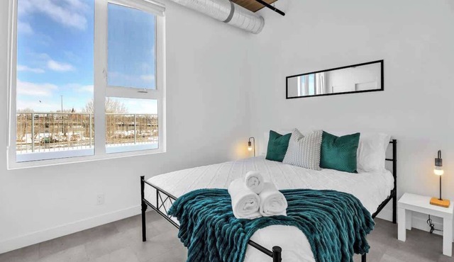 Stylish River View Suite, Sauna, Stampede Walk in Calgary