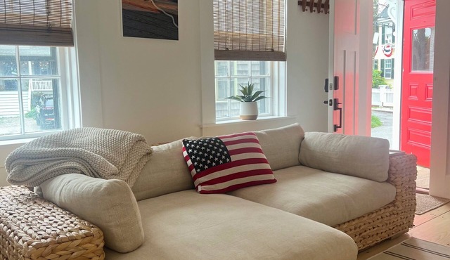 Summer Home! AC Excellent Location, Downtown MHD by harbor, sleeps 12, parking, in Marblehead
