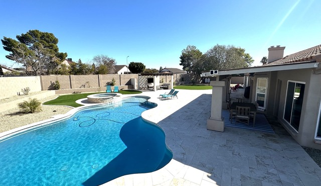 Summer in the Sunshine! Large yard, salt water pool-spa, billiards-ping pong in Glendale