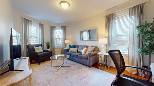 Sunny,spacious, sleeps 4, steps to MBTA,Hospitals in Brookline