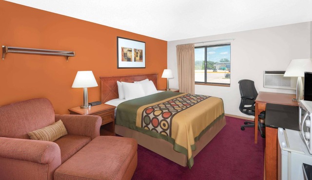 Super 8 by Wyndham Algona in Algona