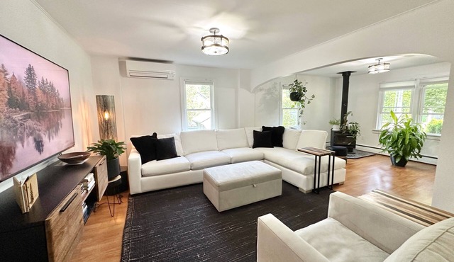 The Middlebury Cottage · 4 BR Modern Village Home · Hot Tub · Walk to Campus in Middlebury