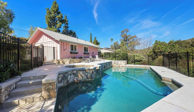 The Peaceful Pink Cottage | 1BR | Pool | Nature in Escondido