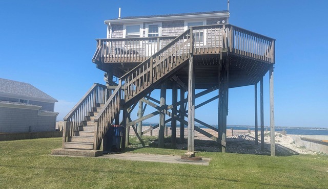 The Sky-High Beach House: Panoramic Views & Cozy Night's in Fairhaven