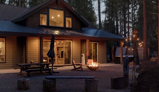 Three Pine Cabin - Charming Family Stay, Hot Tub in Bend