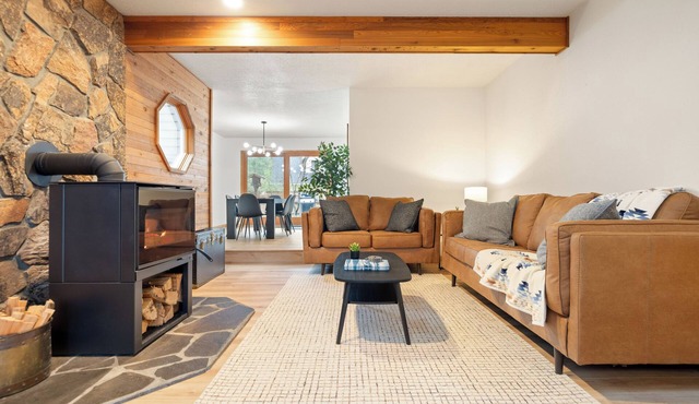 Timber Base Camp-4 Bedroom, 3 living spaces, Game room & Hot tub in Rhododendron