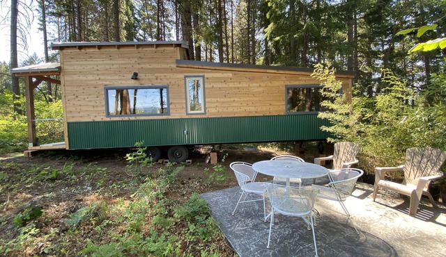 Tiny house on 6 quiet acres with outdoor nsteam sauna, and views. Pet friendly! in Husum
