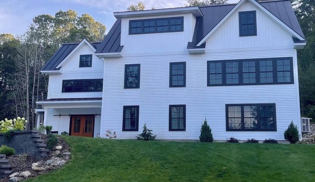 Tranquil lakeside and trailside 5-bedroom house in Lee with gourmet kitchen. in Lee