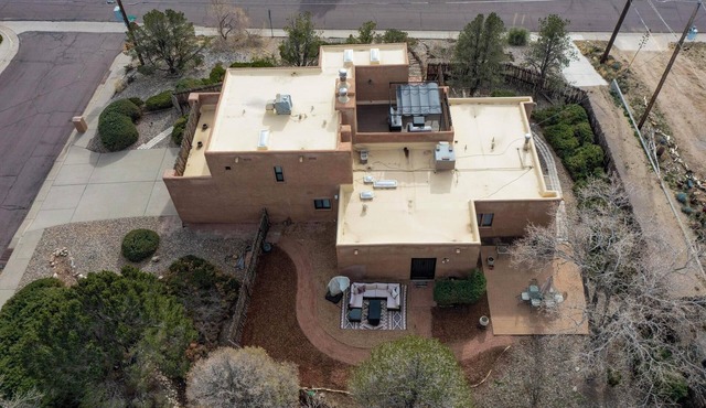 Tranquil Trails- Spacious, Rooftop Deck, Pet Friendly, 2 Car Garage, 75 Inch TV in Albuquerque