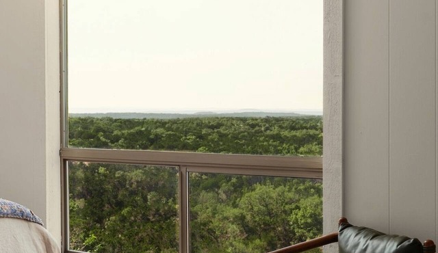 Tranquilo - Dripping Springs Farmhouse w. Heated Saltwater Pool, Sauna & Hot Tub in Dripping Springs