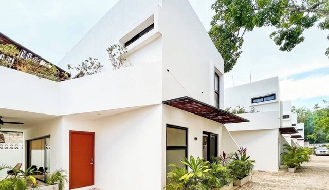 Trendy La Veleta House w/Pool & Concierge