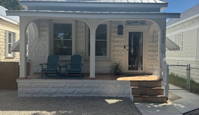Turtle's Nest, 3 BR+3BA, dog friendly, Conch Cottage in Midtown Key West in Key West