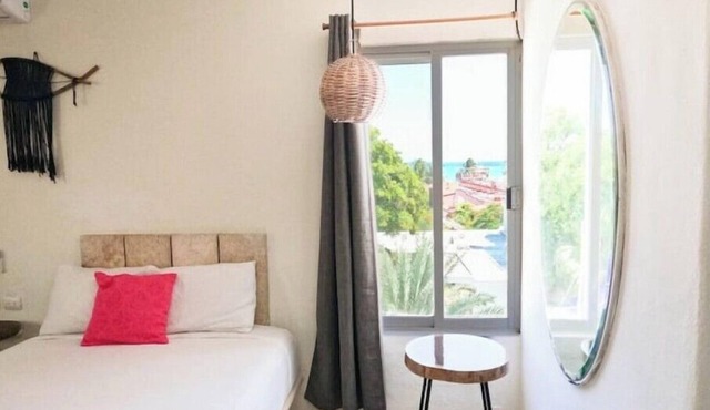 Twin Room on 5th, one block to the beach
