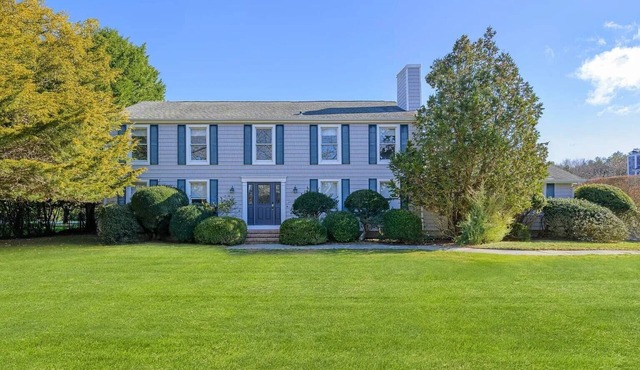 Updated 4-bedroom house in Southampton-Steps to Town + Short Drive to Beach in Southampton