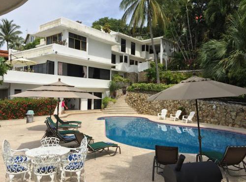 Villa Palmitas acogedor departamento nivel piscina gigante jardines in Acapulco