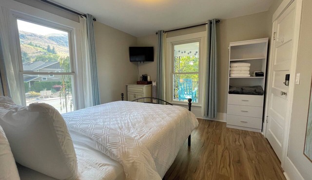 Walk to Lake & Downtown Chelan! Room #1 in Chelan