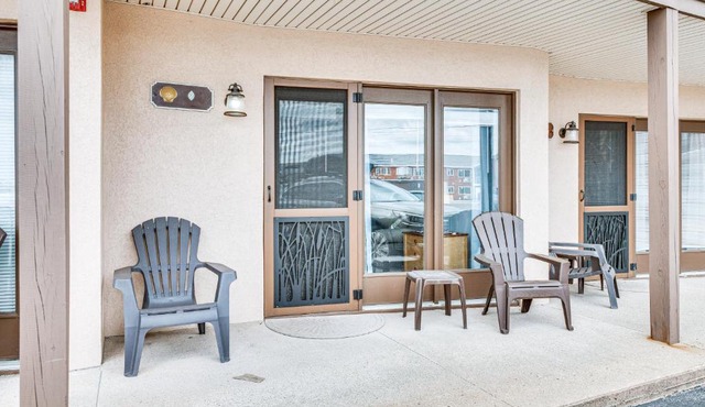 Walk to Old Orchard Pier: Cozy Beachfront Condo! in Old Orchard Beach