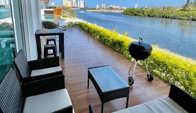 Walk to the Marina and a few steps from the pool. in Mazatlán