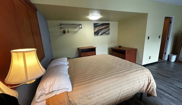 Warm, Inviting Room Perfect for Weekend Getaways Near Downtown Longview in Longview