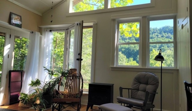Whimsical Wildwood Studio – Breakfast Included – Award-Winning Appalachian B&B in Irvine