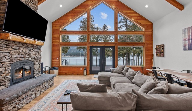 Willow Bay - Riverfront Retreat with Dock & AC in Priest River