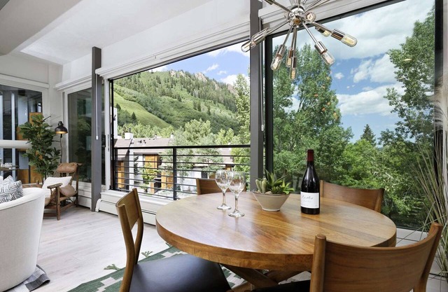 Aspen Mountain Hideaway - Stunning Views! Modern Decor, Wood FP, Outdoor Pool, HT & Walk to Town in Aspen