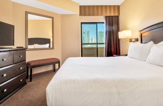 Friends Getaway! 2 Great Spaces, Near Bellagio Gallery of Fine Arts, Pool in Las Vegas