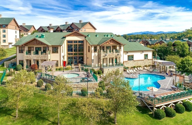 Wyndham Smoky Mountains Resort - Spacious 2BR - Pools Hot Tubs Dollywood in Sevierville