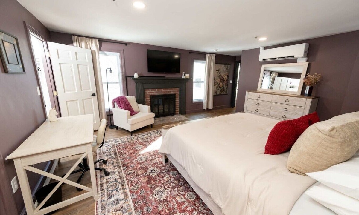 Sherborn Apartment | Orchard Room: The Inn at Fireside Tavern Sherborn