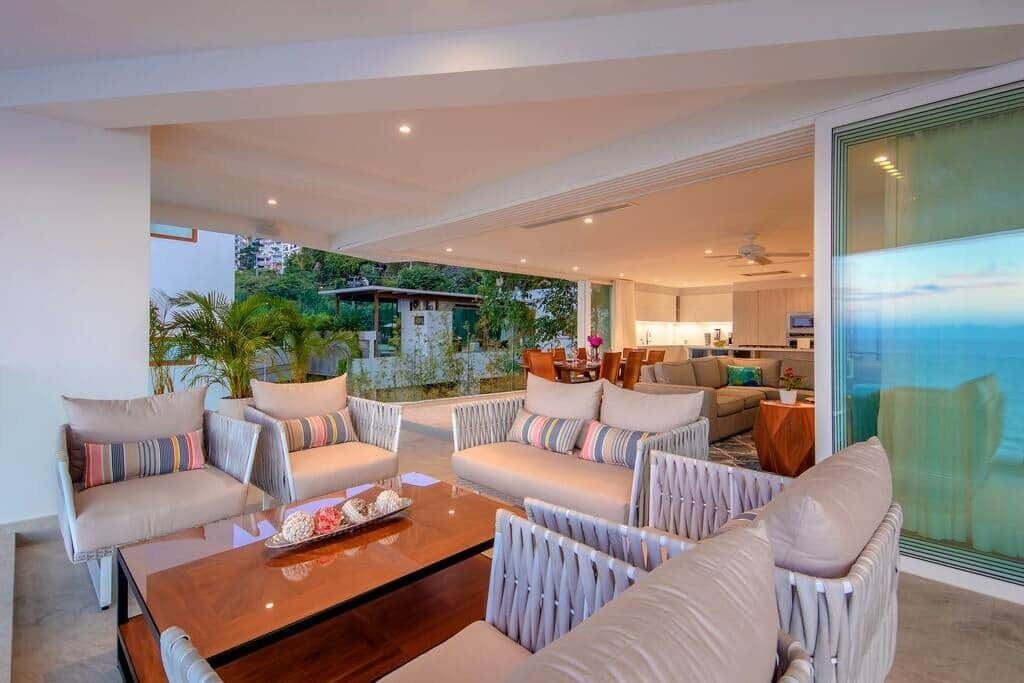 Photo of Livingroom in South Shore Hotel Area
