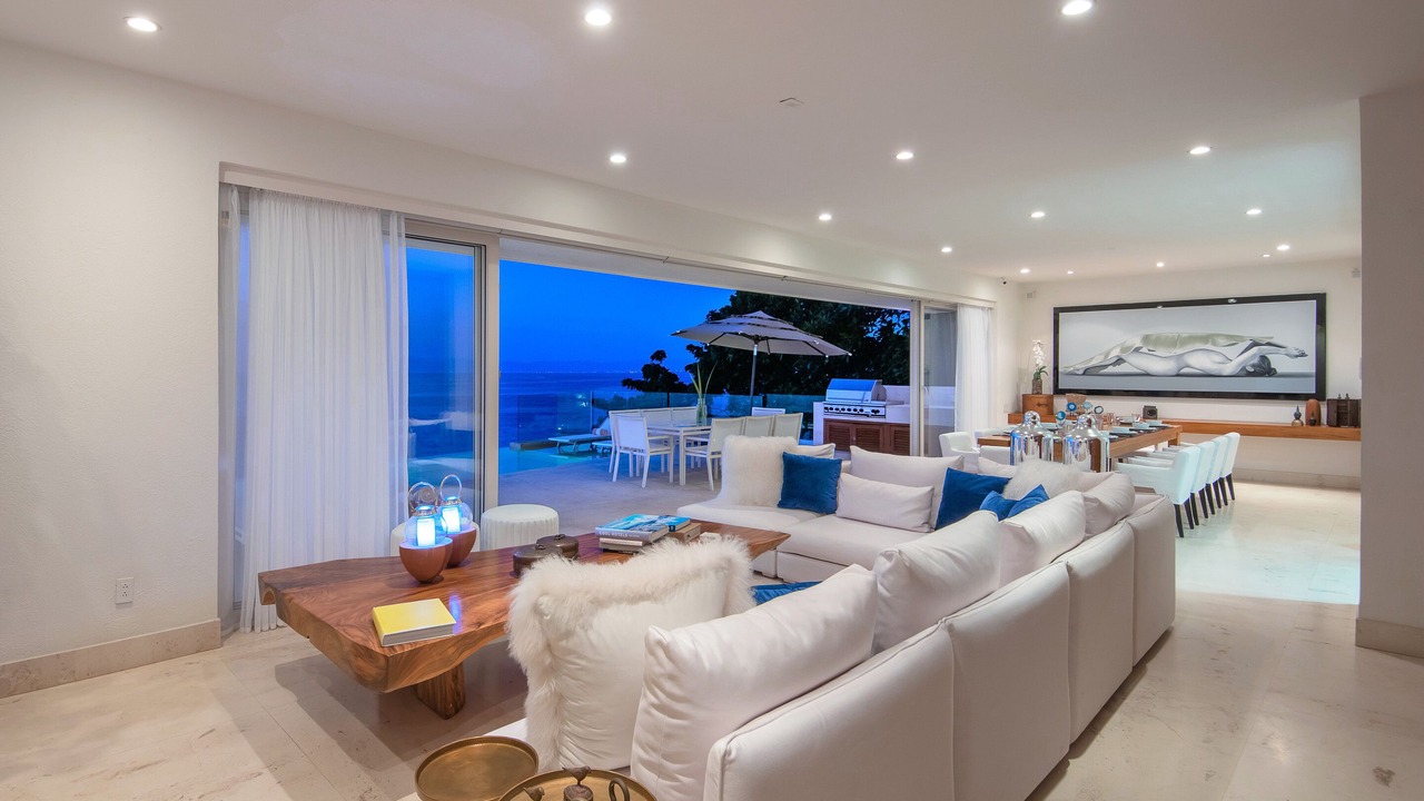 Photo of Livingroom in South Shore Hotel Area