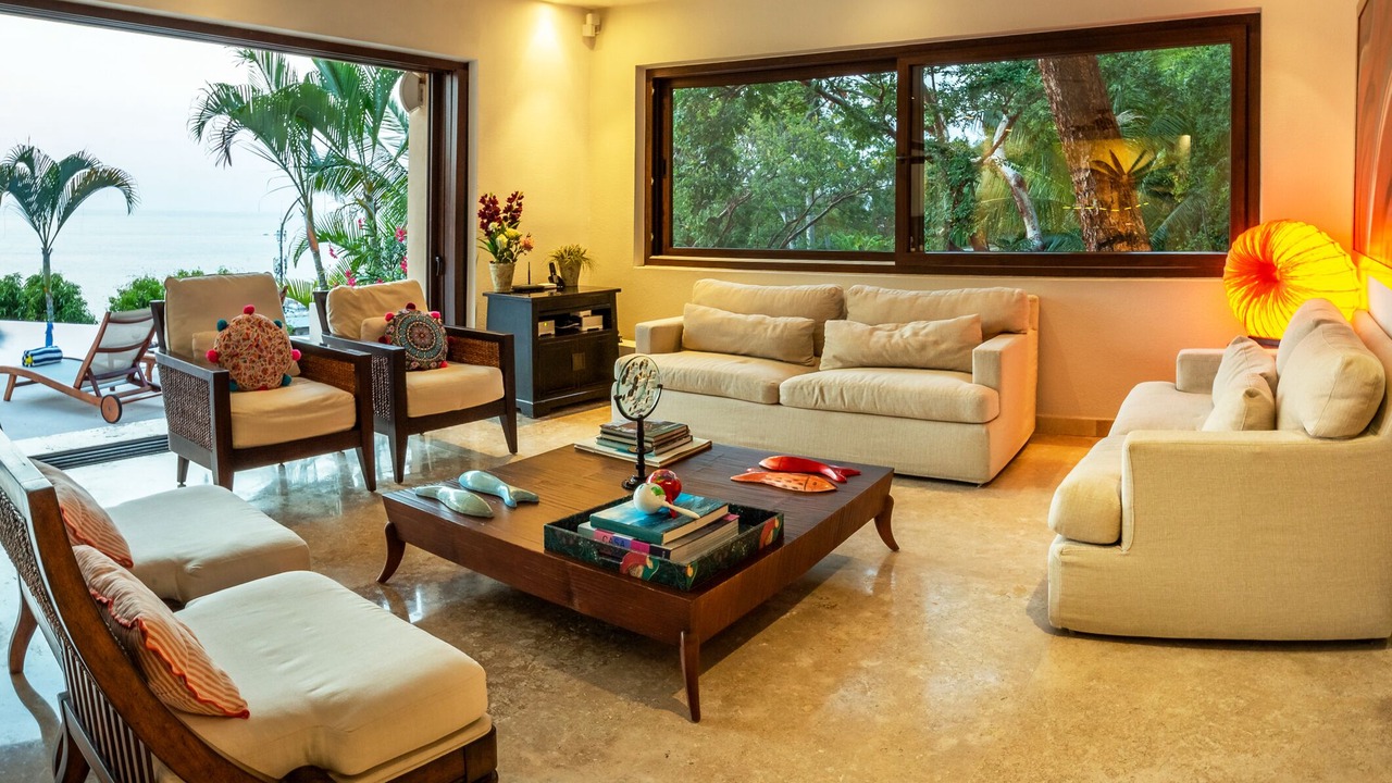 Photo of Livingroom in South Shore Hotel Area