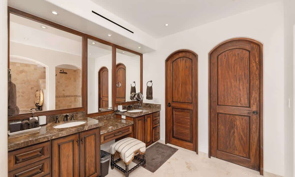 Photo of Bathroom in Buzzards