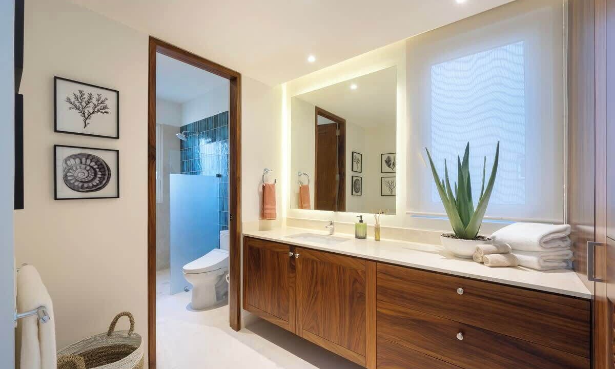 Photo of Bathroom in South Shore Hotel Area