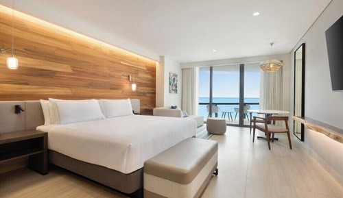 OCEAN FRONT CORNER ONE KING BED GUESTROOM