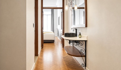 King Suite with Balcony and 5 de Mayo View