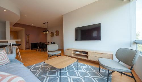 2 Bedrooms, Signature Apartment w/ Studio