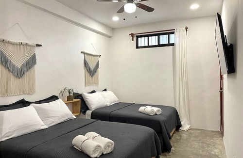 La Gloria House | Chic House W/Ocean View. KING Bed. FREE WIFI. AC. Serene Patio