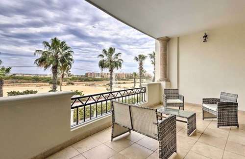 El Medano Ejidal Apartment | Walk to Beach: Modern Cabo Condo w/Balcony!