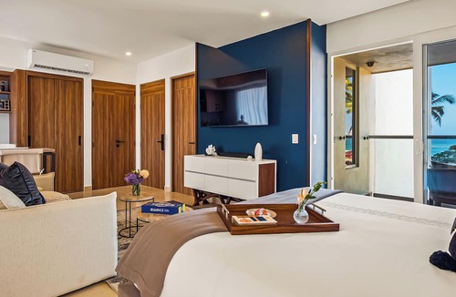 Las Glorias Apartment | Stunning Beachfront Condo - Sea Views