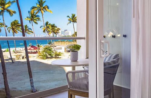 Las Glorias Apartment | Stunning Beachfront Condo - Sea Views