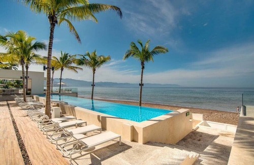 Las Glorias Apartment | Harbor 3008 Amazing beach front romantic vacation home by Moikkarentals