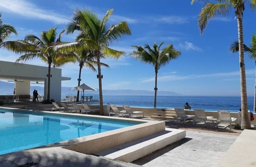 Las Glorias Apartment | Harbor 3008 Amazing beach front romantic vacation home by Moikkarentals