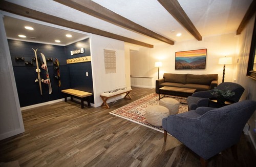 Beech Mountain Ski Chalet | Designer Mountain Retreat with Hot Tub + Views - Walk to Trails - AC
