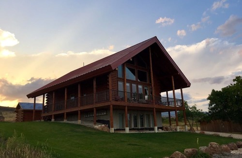 Garden City Cabin | Blue View Bear Lake-5 bedroom 3.5 bath log cabin, incredible views! Sleeps 18!