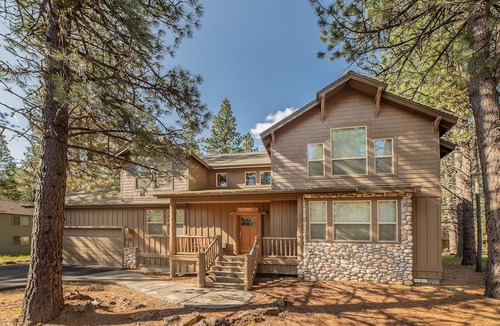 Sunriver House | Luxury 7 BR Home/Sleeps 20/Hot Tub/SHARC Passes/AC/Bikes/Wi Fi