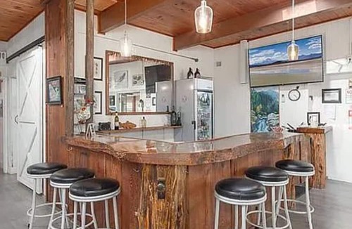 Roseburg Bed & Breakfast | 1 Bedroom Queen Suite- Historic Lodge on the North Umpqua River